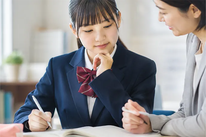 先生と一緒に学習する生徒