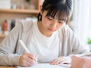 机で勉強する女子生徒