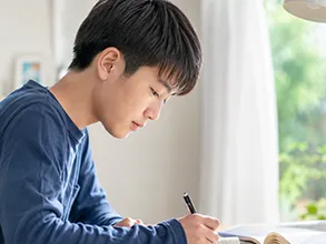 自宅学習をする男子生徒