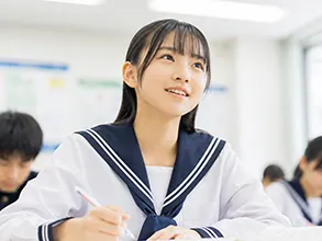 教室で学習する女子生徒