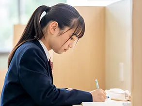 机で勉強する女子生徒
